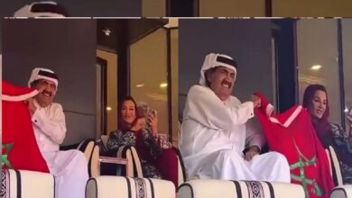 فيديو أمير قطر "الوالد" والشيخة موزا يرفعان علم المغرب دعمًا لـ"المغرب" أمام كرواتيا